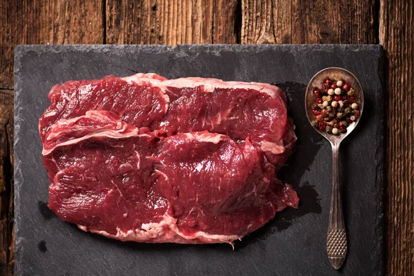 Siyah taş üzerinde baharat ile sığır eti biftek Ham fileto — Stok fotoğraf