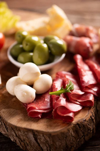 Antipasto prato de catering com azeitonas, jerky, salame e queijos — Fotografia de Stock