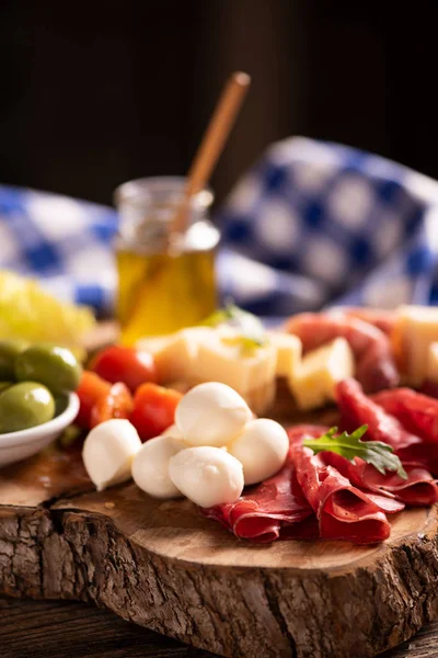 Zeytin, sarsıntılı, salam ve peynirile antipasto catering tabağı — Stok fotoğraf