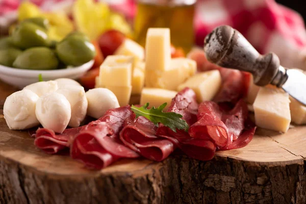 Antipasto prato de catering com azeitonas, jerky, salame e queijos — Fotografia de Stock