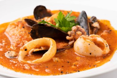 Bir domates sa deniz ürünleri, karides, midye ve kalamar ile balık çorbası