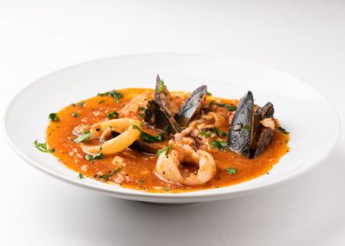 Bir domates sa deniz ürünleri, karides, midye ve kalamar ile balık çorbası