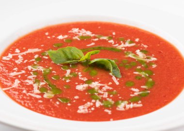 Taze ev yapımı domates çorbası masada, closeup ile kase