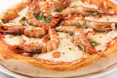 Koca karidesli tam deniz mahsullü pizza. 