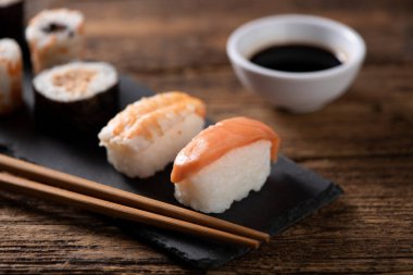 Tabakta geleneksel Japon suşi 