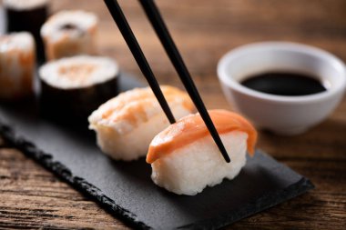 Tabakta geleneksel Japon suşi 