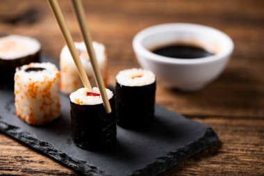 Tabakta geleneksel Japon suşi 