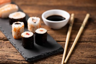 Tabakta geleneksel Japon suşi 