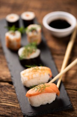 Tabakta geleneksel Japon suşi 