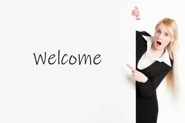 uzun saçlı iş kadını bir karşılama işareti levha tutan 