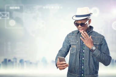 Cep telefonu olan genç bir Afrikalı. Yakışıklı adam.