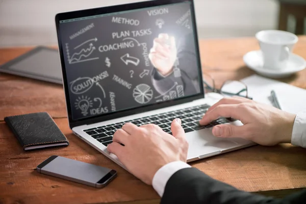 Buisiness mão homem na mesa usando um laptop — Fotografia de Stock