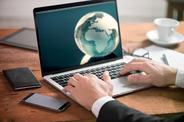 Buisiness mão homem na mesa usando um laptop — Fotografia de Stock