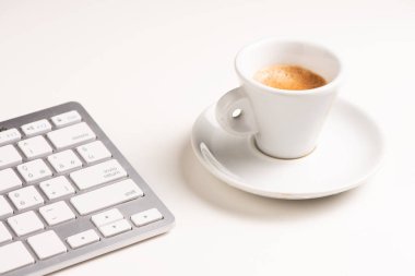 Düzenlenmiş bilgisayar klavyesi, w kahve fincan ı yakından görünümü