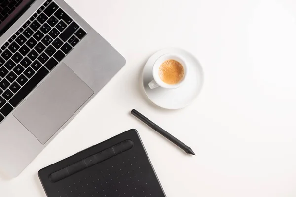 Diseño gráfico mesa de trabajo blanca con ordenador y café . — Foto de Stock