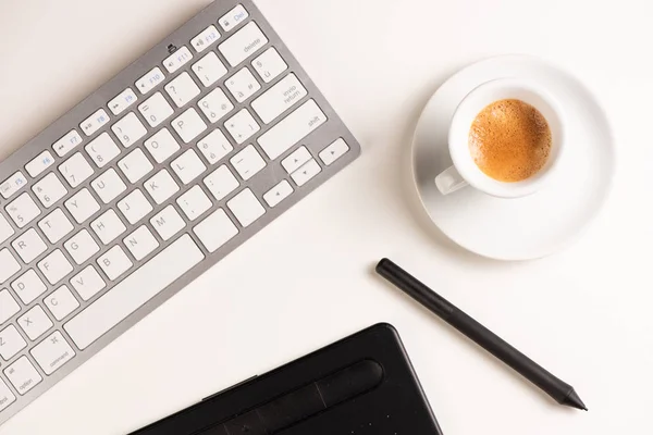 Diseño gráfico mesa de trabajo blanca con ordenador y café . — Foto de Stock