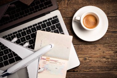Giriş vizesi ve, laptop modeli uçak ve kahve ile Pasaport