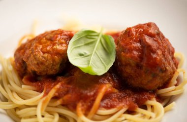 Bolonya sosu ve spagetti ile sığır köfte.