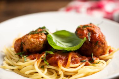 Bolonya sosu ve spagetti ile sığır köfte.