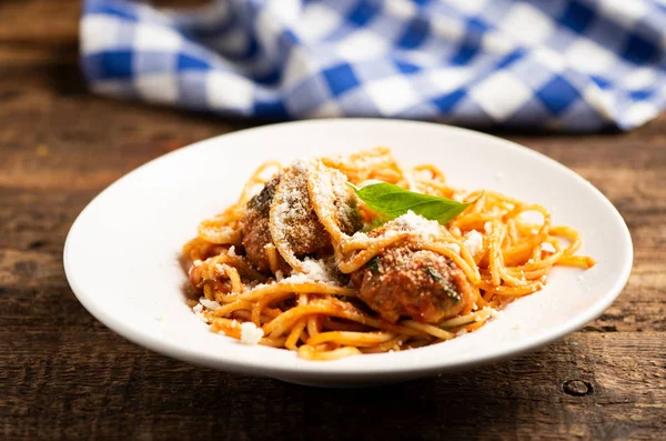 Polpette di manzo con salsa bolognese e spaghetti . — Foto Stock