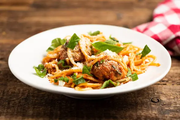 Beef meatballs with bolognese sauce and spaghetti. — Stock Photo, Image