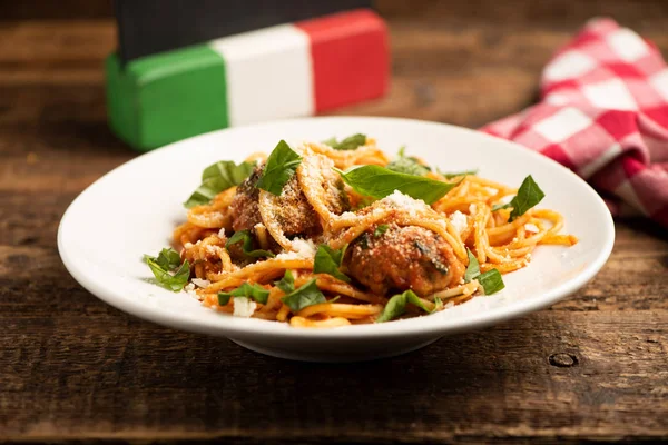 Hovězí karbanátky s bologní omáčkou a špagety. — Stock fotografie