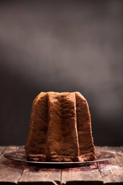 Kahverengi arka plan üzerinde pudra şekeri toz ile Pandoro 