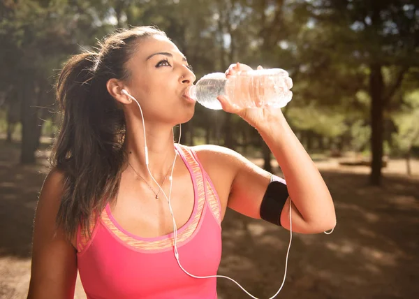 Sport femme boire de l'eau, brune jeune femme — Photo