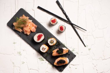 Şuşi ve siyah havyar