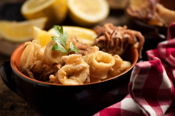 Geleneksel İtalyan kızarmış kalamar ve limon dilimi