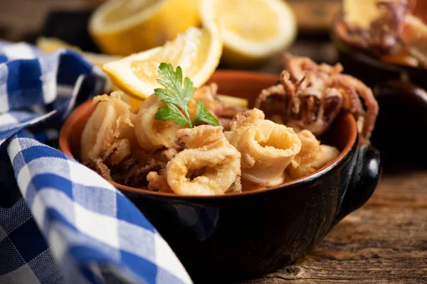 Geleneksel İtalyan kızarmış kalamar ve limon dilimi