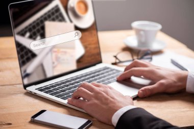 Uçuş rezervasyon kavramı bir laptop