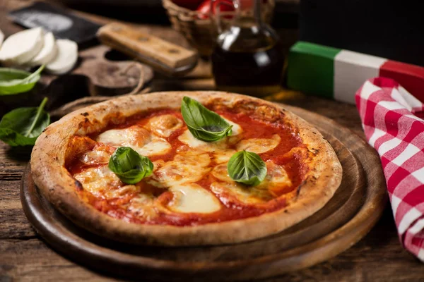 Італійська піца Маргарита на дерев "яному столі. — стокове фото