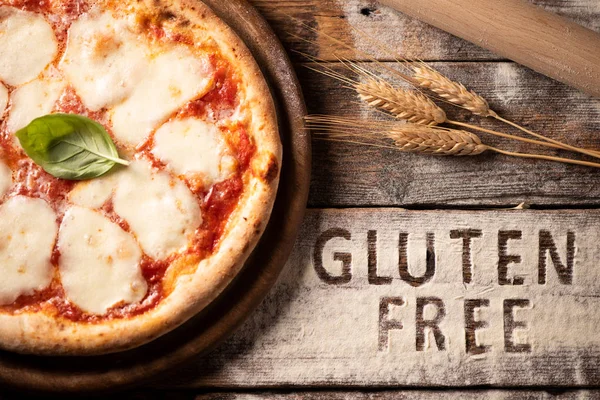 Rustik ahşap arka planda glutensiz pizza 