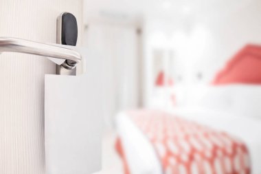 .Yarım açılan kapı kolu çekim, oturma odasına giriş