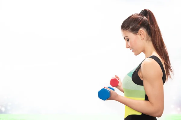 Heureuse fille de remise en forme pratiquant des sports faisant des poids avec haltère — Photo