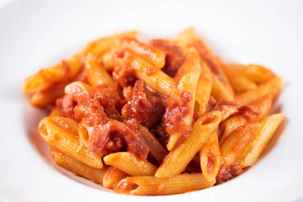 Amatriciana Italiana Pasta con salsa di pomodoro e pancetta affumicata — Foto Stock