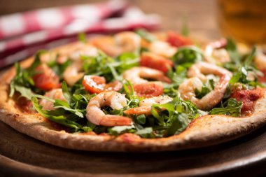 Pizza roquette ve karides ile kaplı 