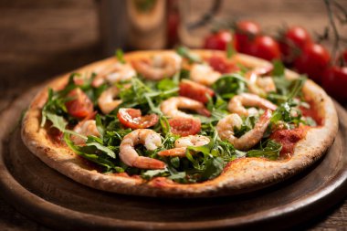 Pizza roquette ve karides ile kaplı 