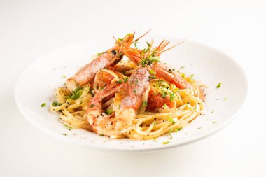 Bir tabaktabakta sarımsak ve kral karides ile Linguine 