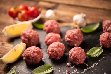 Kesme tahtası üzerinde çiğ köfte