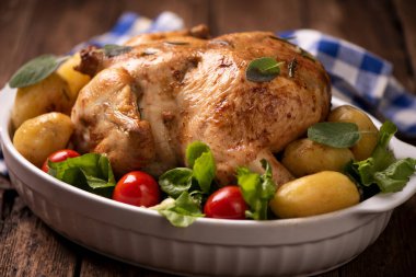 Patates ve sebzeyle süslenmiş fırında hindi. Şükran Günü Chris