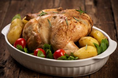 Patates ve sebzeyle süslenmiş fırında hindi. Şükran Günü Chris