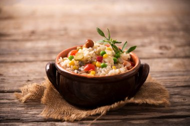 Sebzeli lezzetli pirinç salatası. 