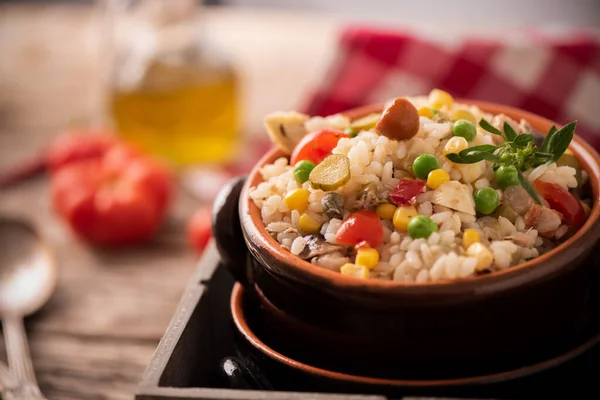 Смачний рисовий салат з овочами — стокове фото