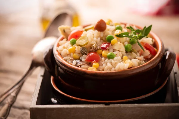 Deliciosa ensalada de arroz con verduras — Foto de Stock