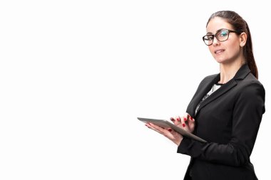 Tabletli güzel kadın şirket çalışanı. 