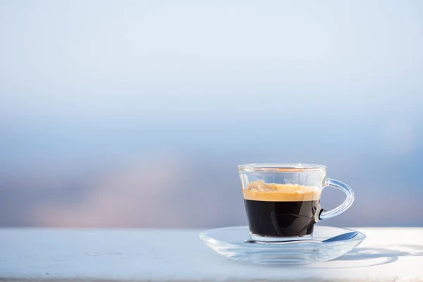 Tazza di caffè sul balcone — Foto Stock