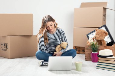 Kutuları olan genç bir kadın yeni evine taşınıyor.