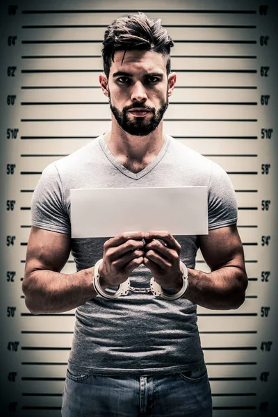 En förbrytarbild av en fånge med tomt informationskort — Stockfoto